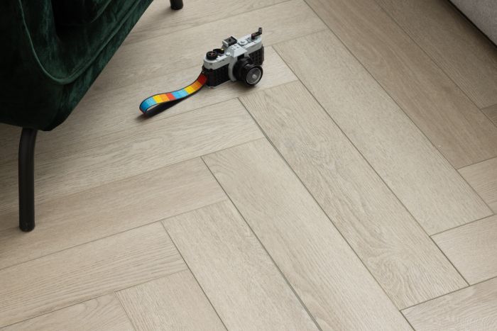 Aspen Oak SPC Vinyl Herringbone Flooring 60x12.5cm
