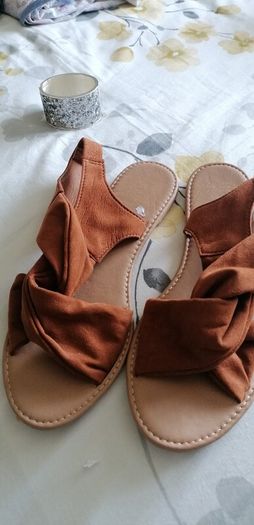 sandles suit size 6 marked 7 but small fitting