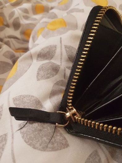guess wallet