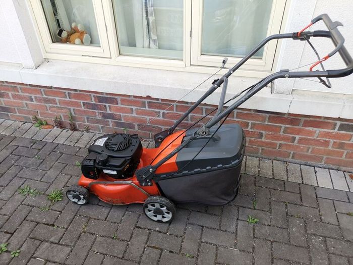 husqvarna. lawnmower LC140s