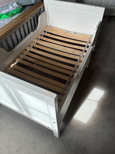 toddler adjusting bed