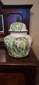 Large decorative Urn/vase