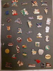 collection of over 100 Vintage Badges pin back from Volvic..Hollywood chewing gum..Fujicolor etc.