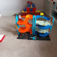 Hot wheels, garage and house