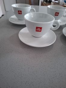 illy coffee cup and saucers
