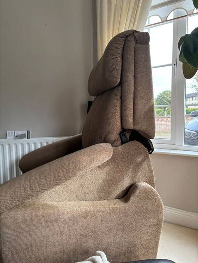 Dual motor riser recliner armchair
