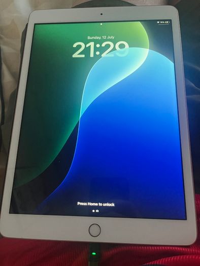 APPLE - 10.2" iPad (2020) - 32 GB, Gold with apple keyboard