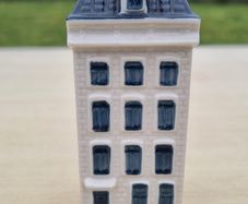 KLM House 74, a miniature house made of Delft Blue ceramic