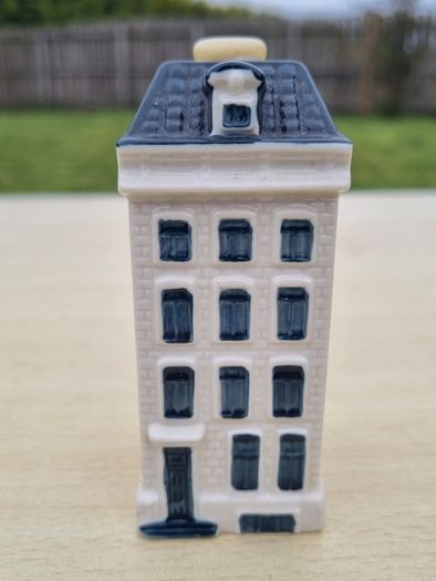KLM House 74, a miniature house made of Delft Blue ceramic