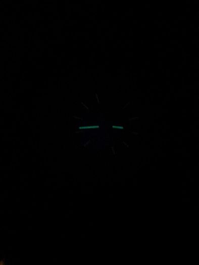 ACCURIST  mens hands glow in dark.