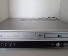 Sanyo DVR-V100E DVD Recorder & VHS Video Cassette Recorder Combo