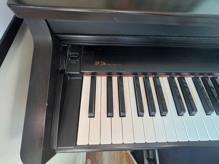 Roland HP-236 88-Key Digital Piano + Roland Sustain Pedal + Piano Bench