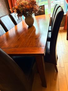 Stunning Solid Mahogany Dining Table & 8 Leather Chairs