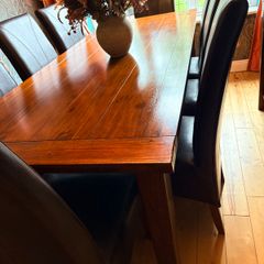 Stunning Solid Mahogany Dining Table & 8 Leather Chairs