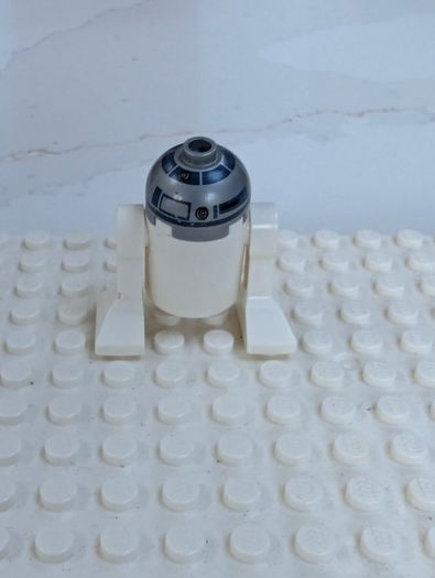 100% Lego R2D2