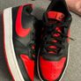 nike runners black and red Image 2