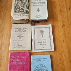 THE IDEAL MISSAL 1936 PLUS 4 BOOKLETS 1940-60s. Missal in poor condition BOOKLETS in good condition.  See photos for same.