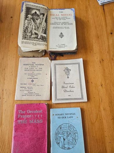 THE IDEAL MISSAL 1936 PLUS 4 BOOKLETS 1940-60s. Missal in poor condition BOOKLETS in good condition.  See photos for same.