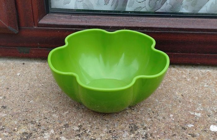 4 Small Coloured Bowls & 3 Colanders.