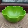 4 Small Coloured Bowls & 3 Colanders. Image 3