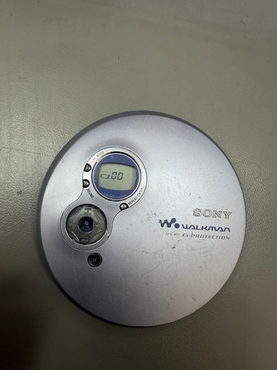 2 x walkman  and 2 x Discman