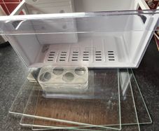 BEKO Freezer drawer and glass shelves