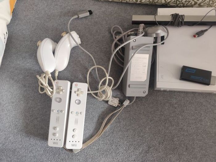 Wii console+ 2 controllers