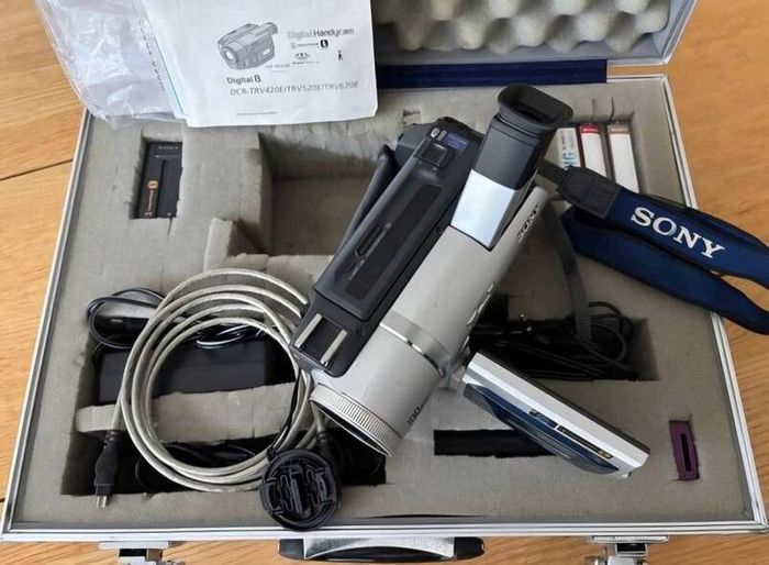 Sony Digital 8 Video Camera DCR-TRV420E