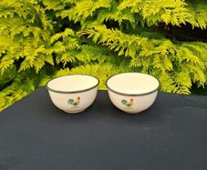 2 chicken enamel bowls possible to post