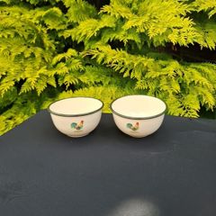 2 chicken enamel bowls possible to post