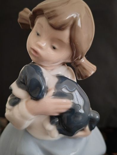 Vintage Nao by Lladro. Girl holding Sleepy Puppy. 1987.  #1029