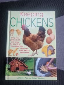 Keeping Pet Chickens: Bring your garden to life and enjoy the bounty of fresh... (Hardcover)