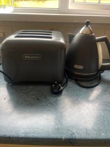 kettle and toaster - Delonghi