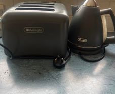 kettle and toaster - Delonghi