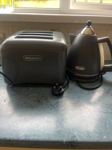 kettle and toaster - Delonghi