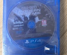 PS4 Slim 500G + Call of Duty, 2 Controllers