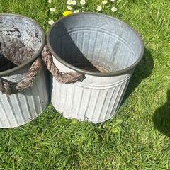 2x Flower pots