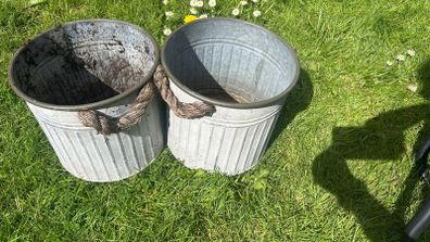 2x Flower pots