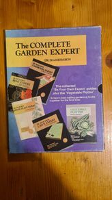 The Complete Garden Expert. 4 Booklets In Pouch. Paperbacks In Good Condition. See Photos.