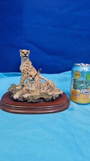 Cheetah Sculpture Set