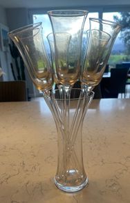 6 Meadows and Byrne champagne flutes, D18