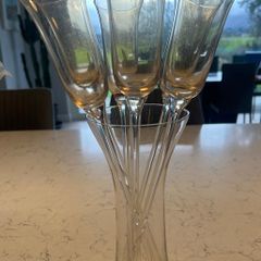 6 Meadows and Byrne champagne flutes, D18