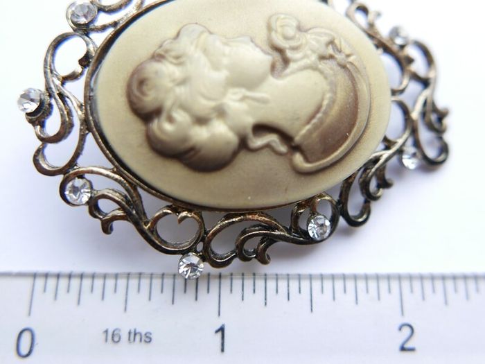 Vintage Cameo Brooch