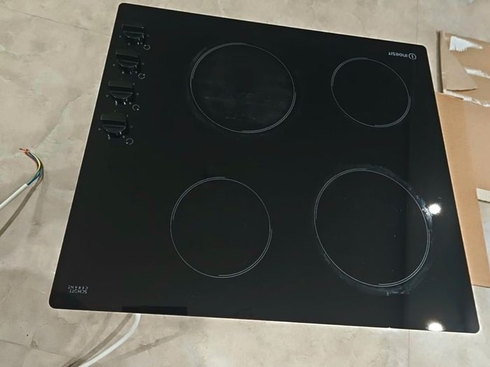 Indesit RI860C 4 Zone Ceramic Hob 58cm