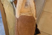 Ladies size 6 Ugg Slippers