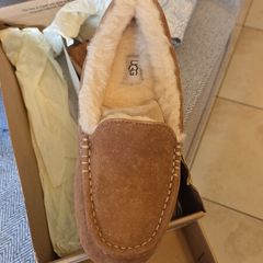 Ladies size 6 Ugg Slippers