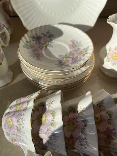 Vintage Royal Tara 21 piece set Irish Blossom in Mint condition