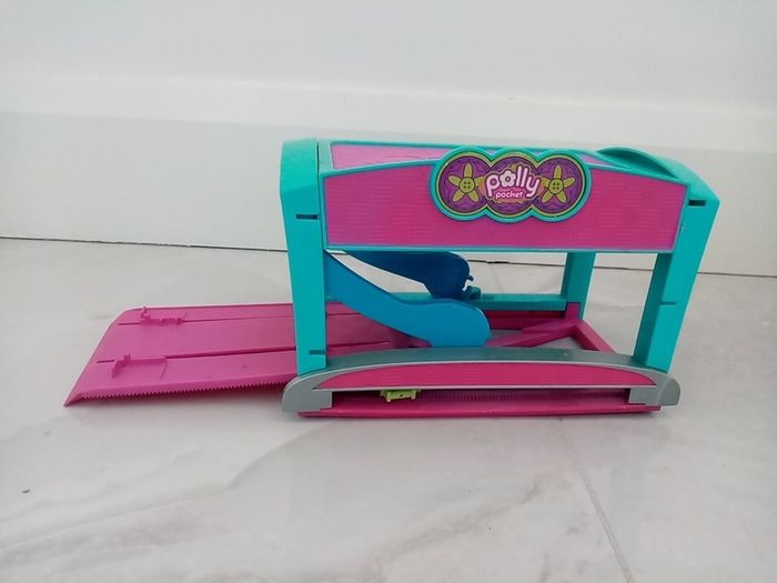 Polly Pocket garage