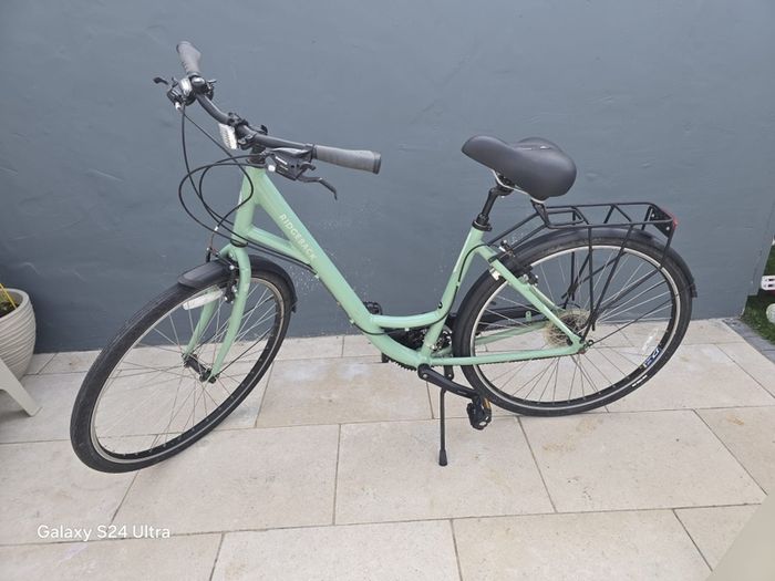 Women's bike with cushioned seat