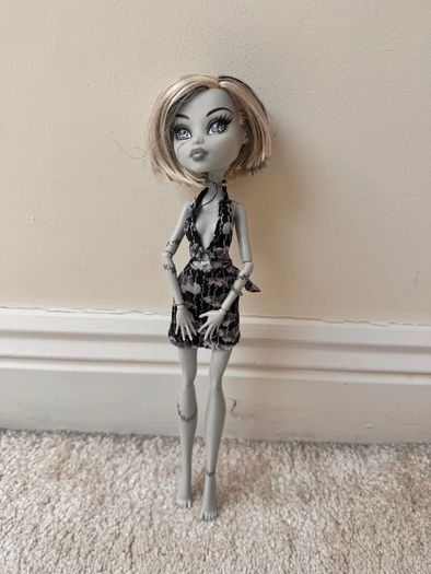 Mattel Monster High Skull Shores 2008 Black and White Frankie Stein Glue Hair Legs a bit loose (between body and legs) Used Please see photos